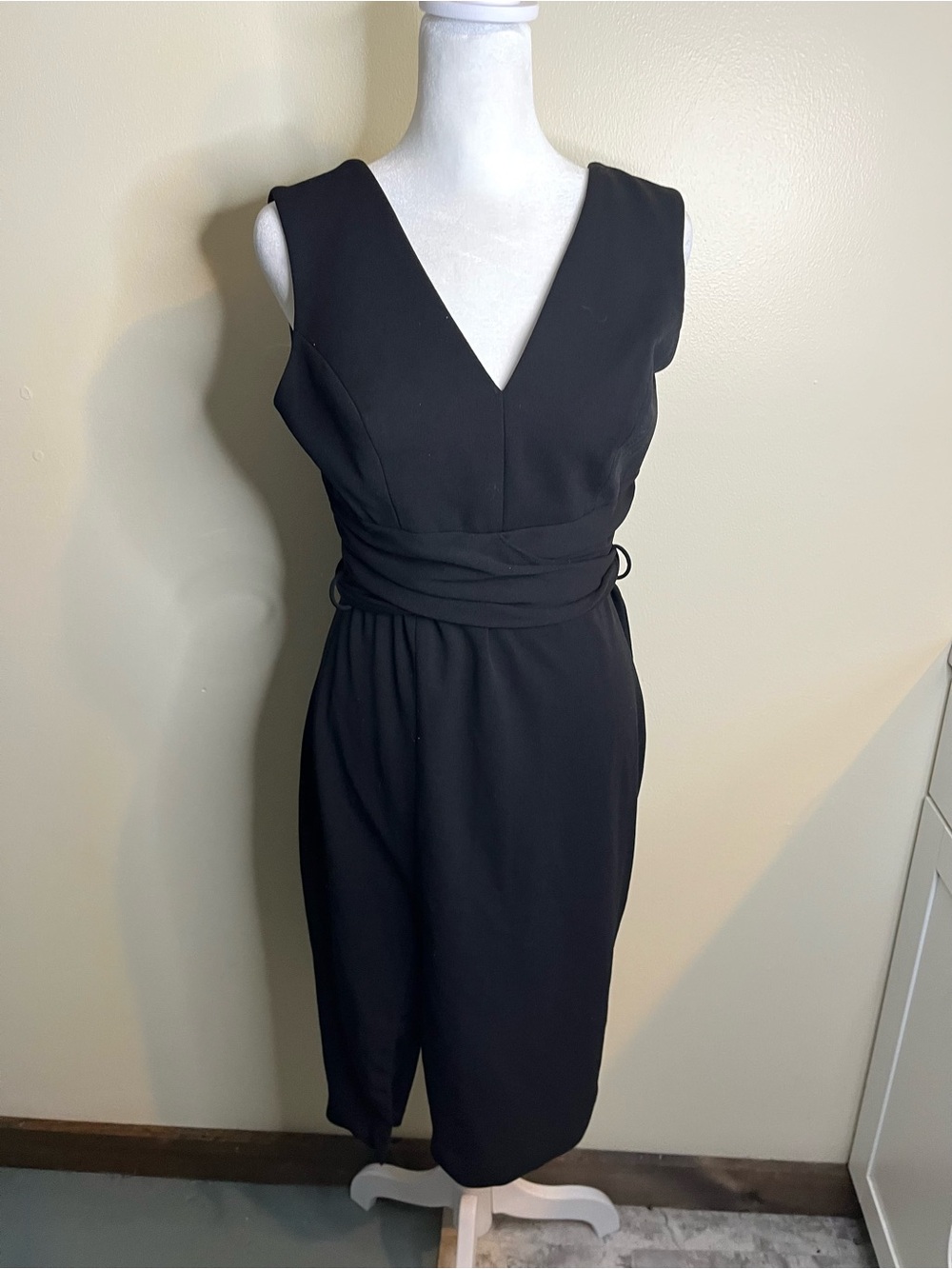 Dress the Population Alessia Black V-Neck Knee Length Crepe Dress